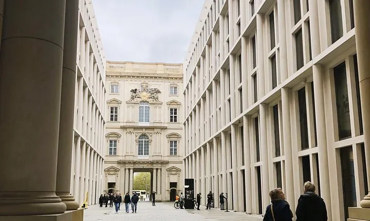 Quiz and fall in love on the Museum Island in Berlin