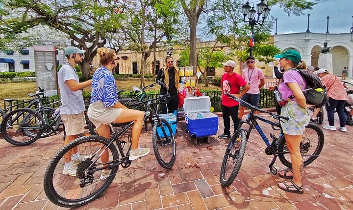 Bike tour in Panama City with Gastronomic Samples (14 Flavors)