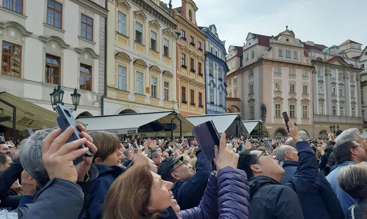 3-Hour Private Romantic Walking Tour in Prague