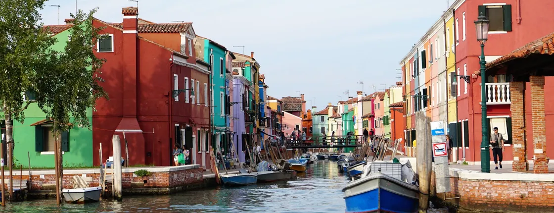 Murano glassblowing & Burano lace-making private boat tour in Venice