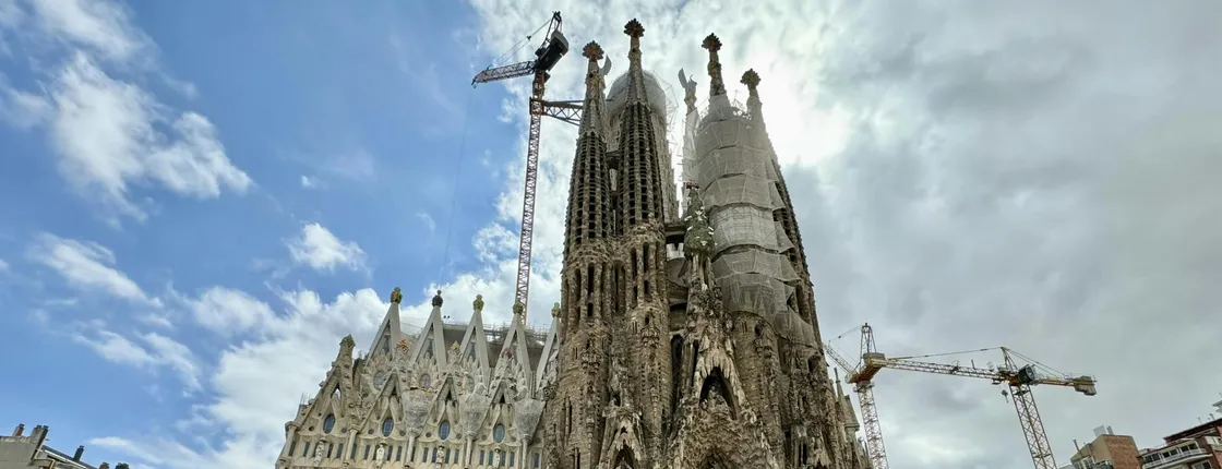 Sagrada Familia and Pedrera small-group tour with glass of cava