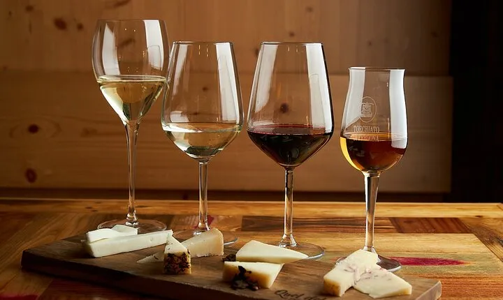 Premium Cheeses and Gins Tour in the Prosecco hills. Full lunch!