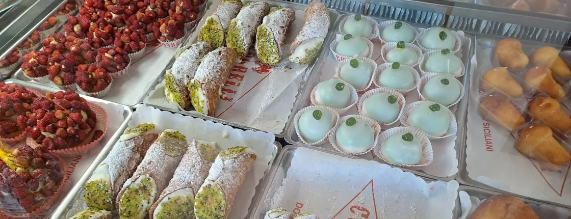 Cannolo and Pastries Guided Walking Tour in Catania