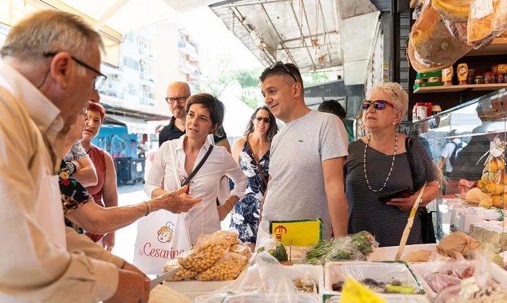 Cesarine: Market Tour & Typical Dining at a Local's Home in Rome