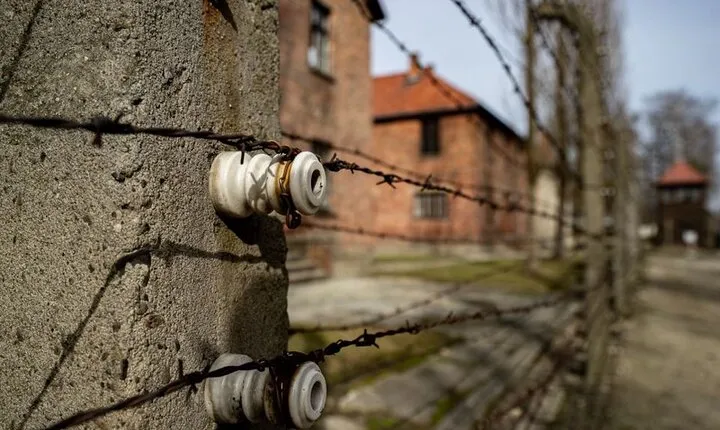 From Kraków: Auschwitz-Birkenau Tour with Lunch Box and Pick Up