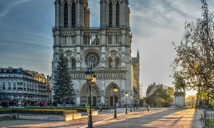 Notre Dame Interior Guided Tour with Scheduled Group Access