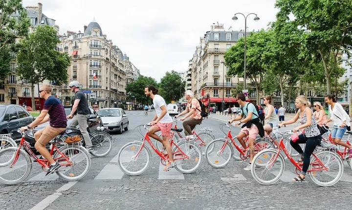 Highlights of Paris Bike Tour with a Local Guide