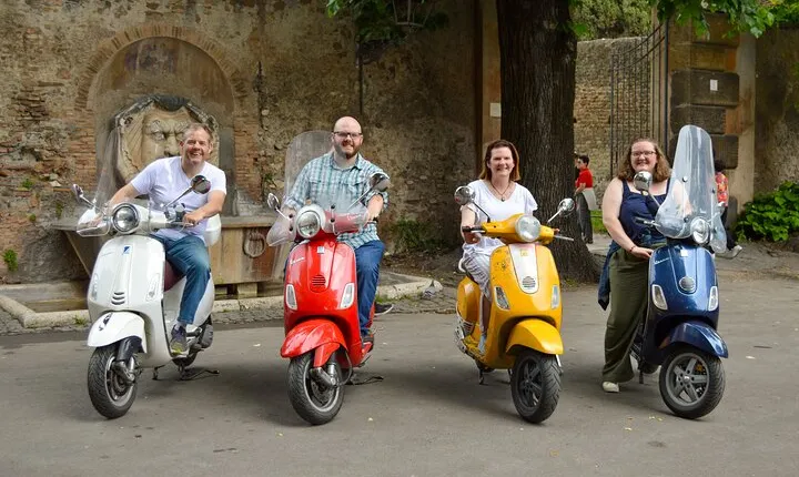 Rome Vespa tour with Pro Photographer