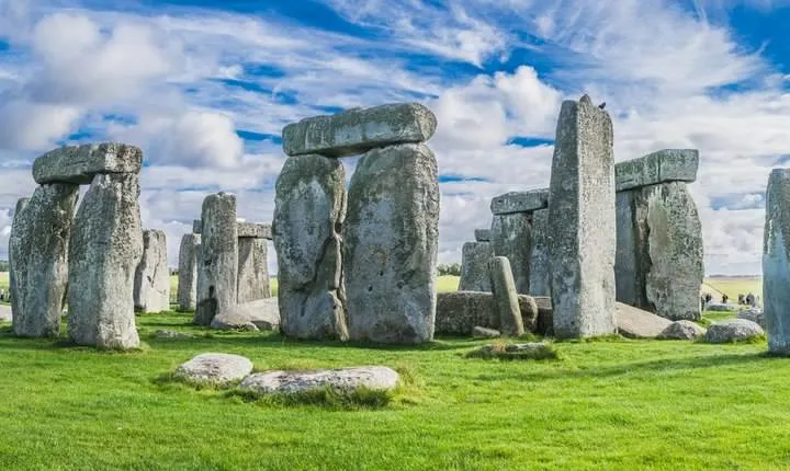 Stonehenge Half-Day Tour from London with Admission & Snack Pack