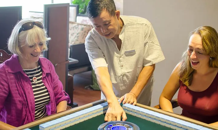 3-Hour Walking Tour in Chengdu People's Park and Learning Mahjong