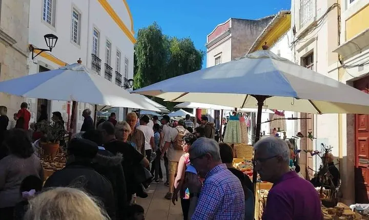 It is a company that offers complete solutions in passenger transport.