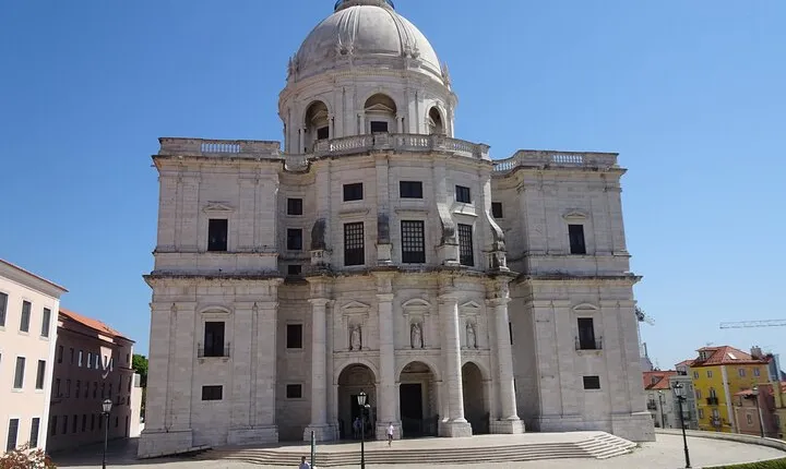 Lisbon self-guided walking tour & scavenger hunt