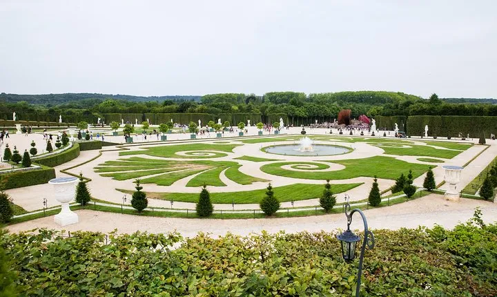 Versailles Château and Gardens Walking Tour from Paris by Train