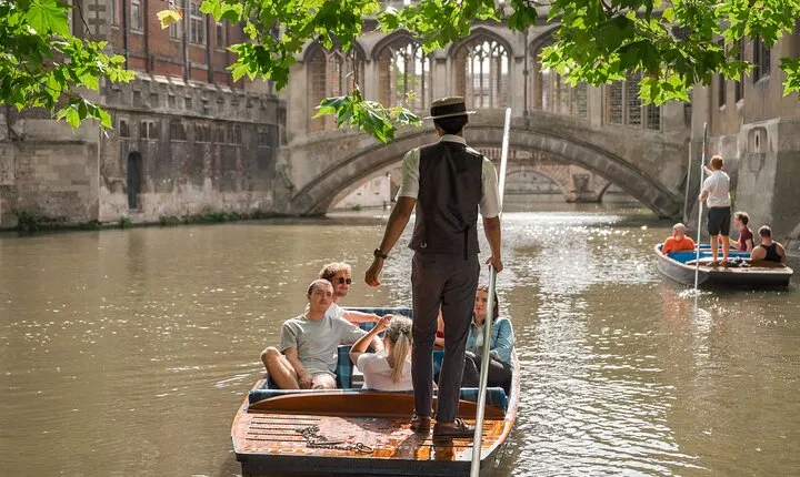 Cambridge | Alumni-Led Walking & Punting Tour w/opt Kings College