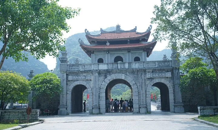 Full Day Hoa Lu/Tam Coc/ Mua Cave Tour by Limousine Bus