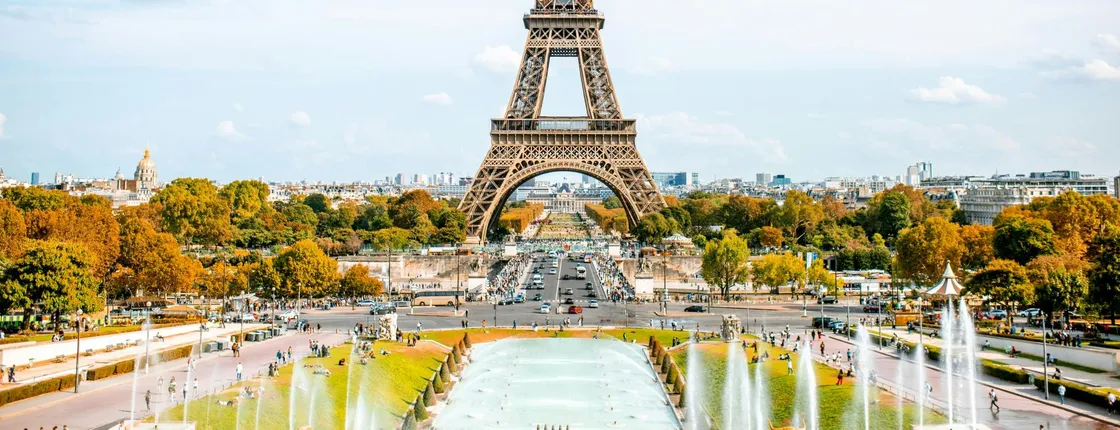 Guided visit of the Eiffel Tower by foot with summit option