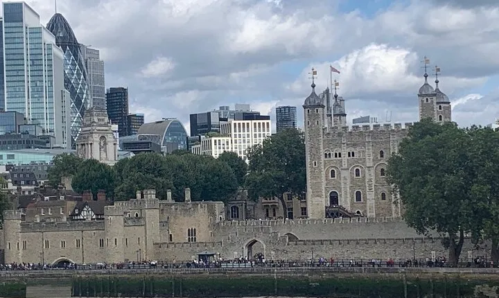 Tower of London area self-guided walking tour and scavenger hunt