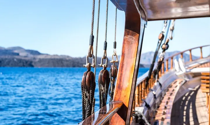 Full Day Boat Tour to Caldera Islands & Sunset in Oia by bus