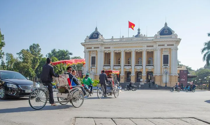 Hanoi: Morning Street Food tour with Cyclo Tour