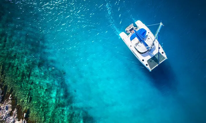 Live this unique experience. Catamaran to Isla Mujeres Tour. Open Bar included.
