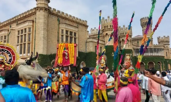 Experience Bangalore - City Tour, Authentic Food & market (Food/Culture/History)