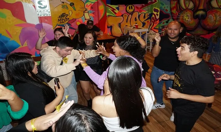 Bar Crawl Night Tour in Miraflores