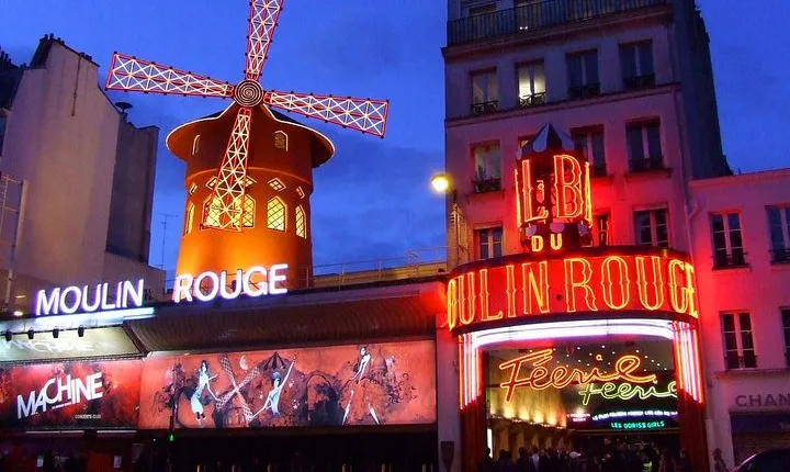 Montmartre from Moulin Rouge to Sacré Coeur Night Tour with Glass of Champagne