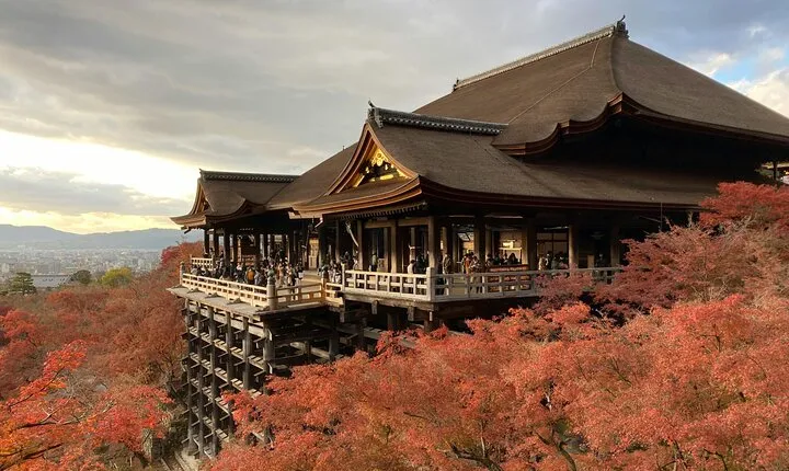 Early Morning Walking Tour: Historic Temples and Shrines