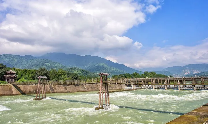 Dujiangyan Irrigation System and Panda Base Day tour
