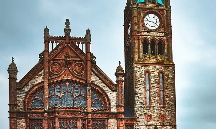 Derry and Hillsborough Castle in Spanish
