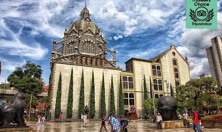 Medellín City Comuna 13 and Arvi Park Full Day Private Tour