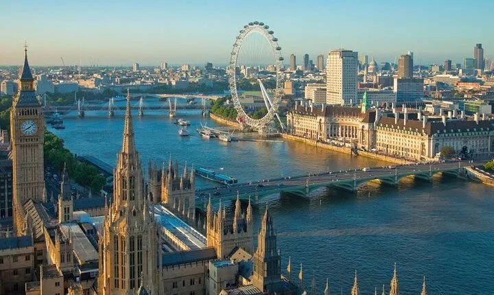 Private Car Roundtrip Day Tour London to Windsor and Portsmouth