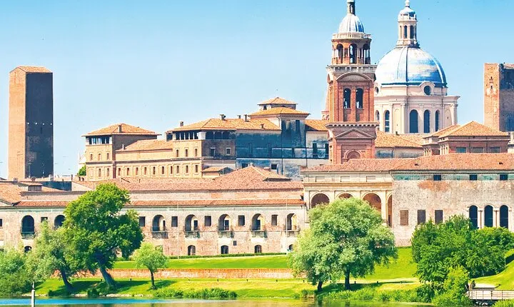 Mantova Walking Tour with Audio and Written Guide by a Local