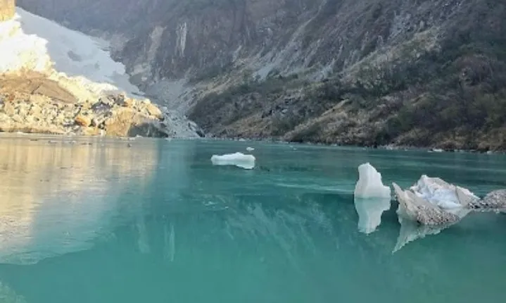 Glacier lake Kapuche Trek with Sikles