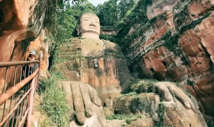 Chengdu Private Day Tour to the Leshan Giant Buddha and Huanglongxi Old Town