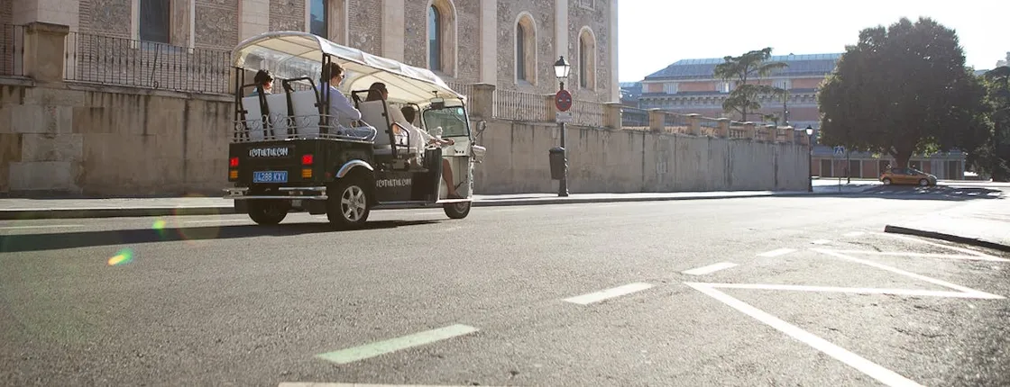 Electric tuk-tuk tour from the historic center to Salamanca district