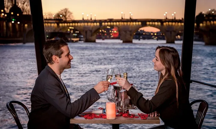 Paris Seine River Dinner Cruise with Champagne and Window Seating