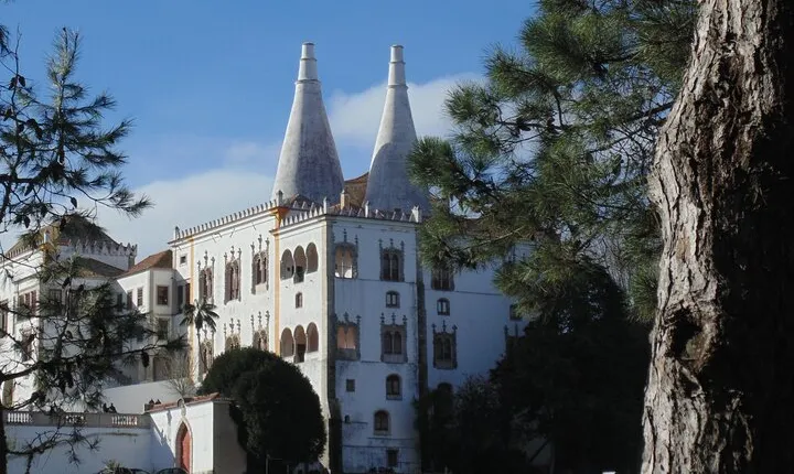 Explore Mystical Regaleira and taste Sintra´s delicacies