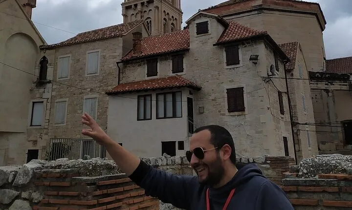 Experience Split With Local Professional Historian - Small Group 