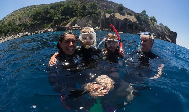 Afternoon snorkelling guided by a marine biologist in Sorrento