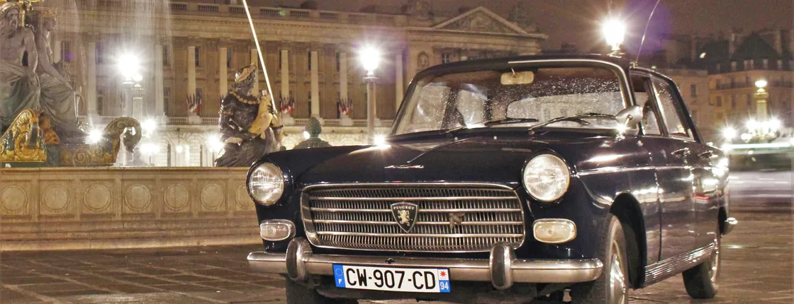 Night guided tour of Paris in a collection car