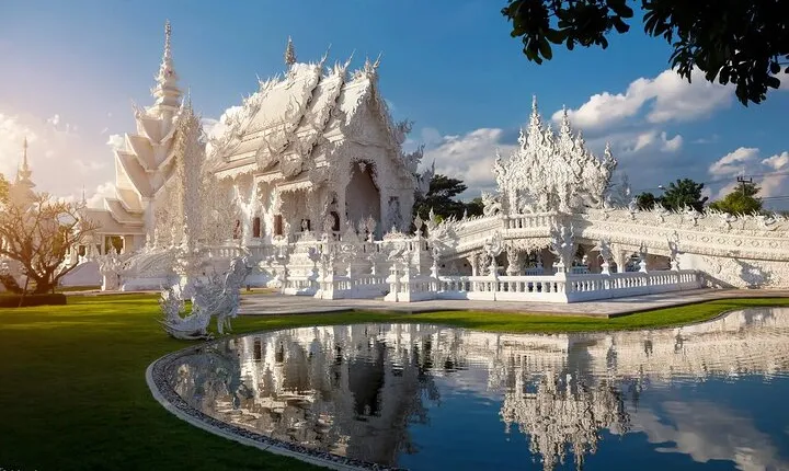 Explore White Temple Wat Rong Seur Ten Hot Springs and Museum