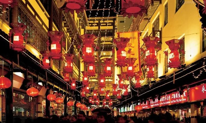 Yu Garden and Huangpu River Cruise Private Shanghai Day Tour