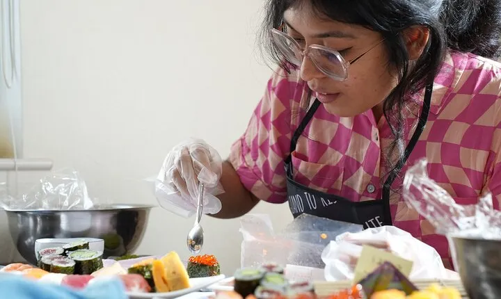 Private & Small Group 3 Types of Sushi Lesson & Supermarket Tour