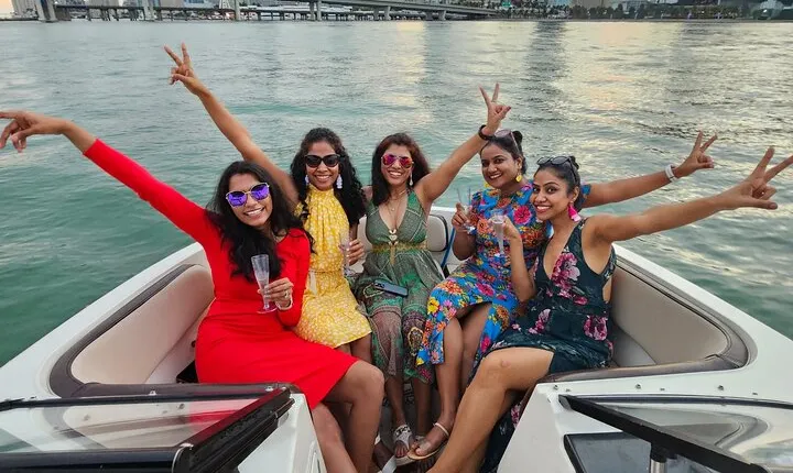 Miami Shared Boat tour, 2 hours on a 24 ft boat. 6 people total. 