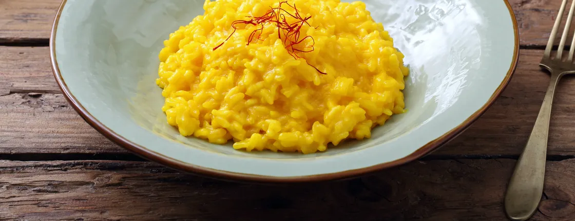 Market tour, lunch or dinner and show cooking at a Cesarina's home in Milan