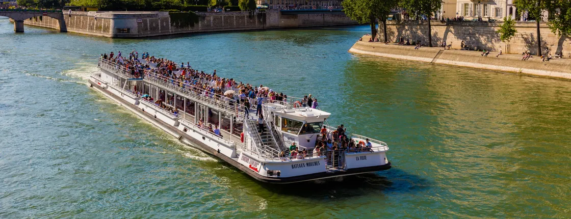 Sightseeing Champagne cruise on the Seine river
