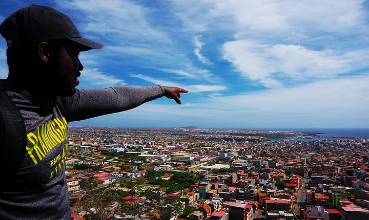 Praia: Guided Historic Walking Tour & Lunch with Locals
