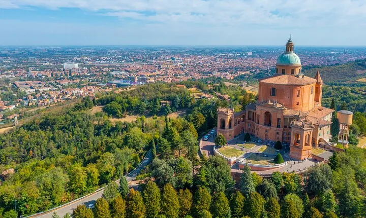 Private Transfer from Rome to Bologna with 2 Hours Sightseeing