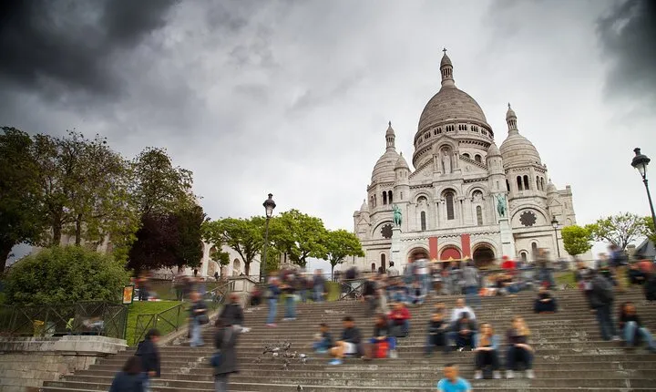 Paris Montmartre: Street Art, Walking Tour & French Drink Tasting